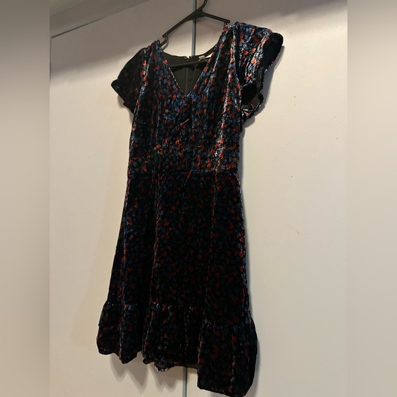 LOFT - Elegant Black Dress with Floral Accents (Size 2) - Picture 3 of 11